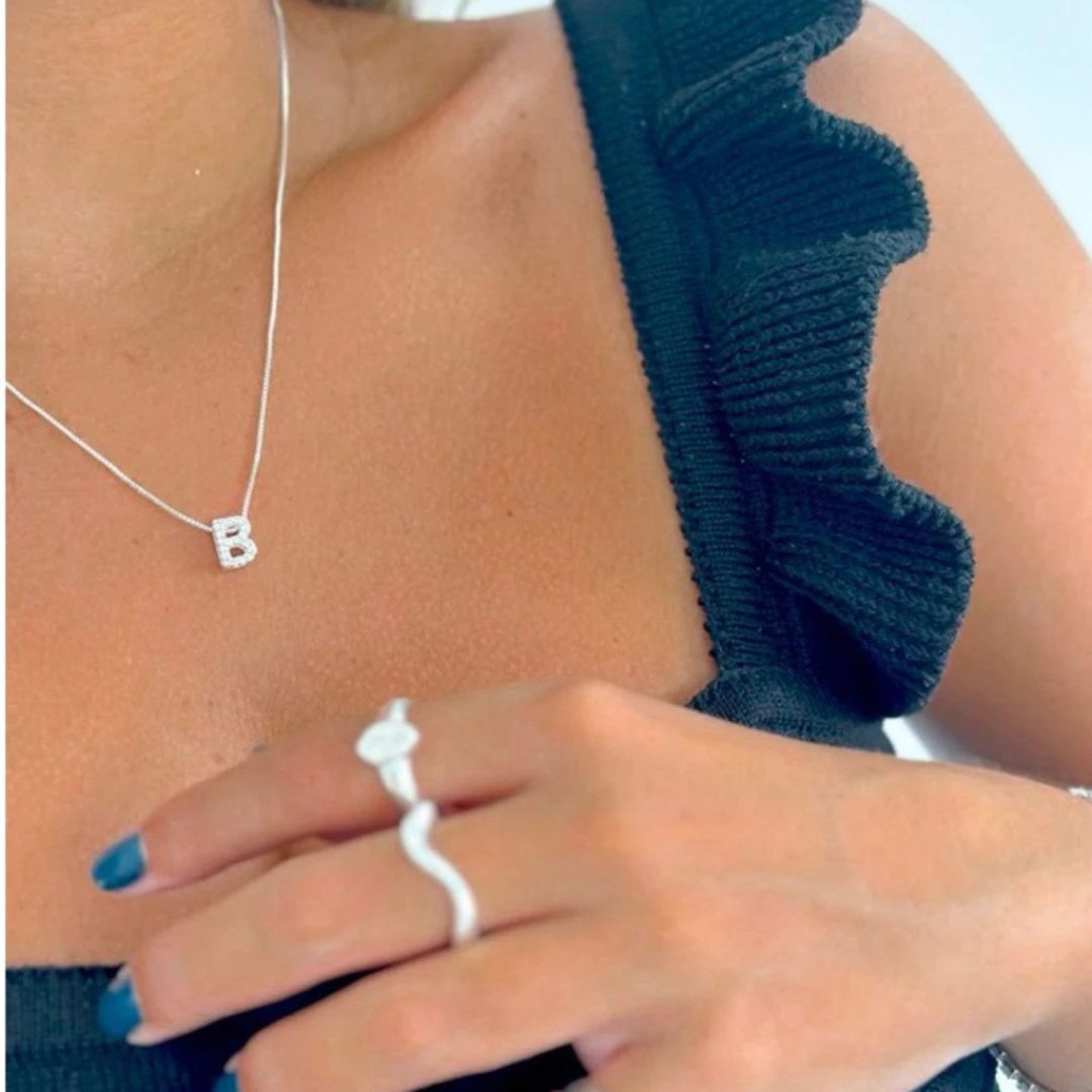 Gargantilha Inicial Cravejada Prata 925: O Presente Perfeito