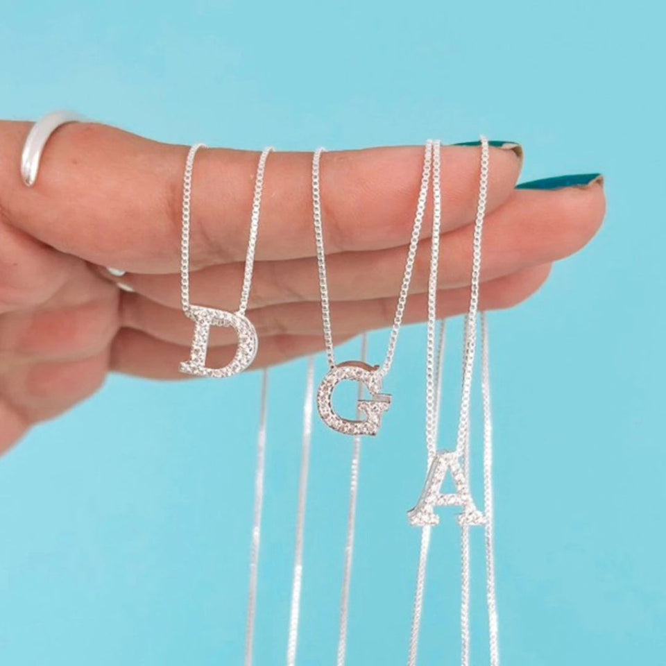 Gargantilha Inicial Cravejada Prata 925: O Presente Perfeito