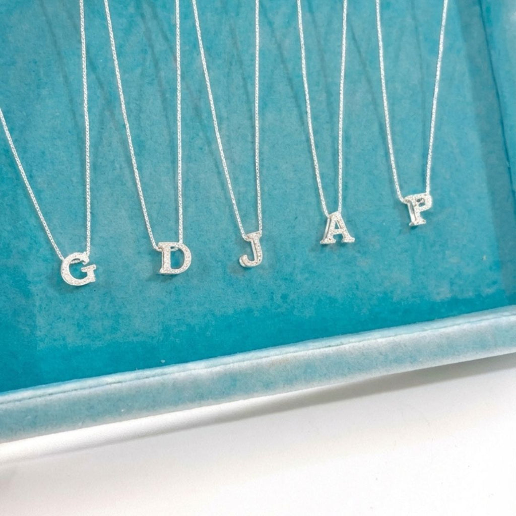 Gargantilha Inicial Cravejada Prata 925: O Presente Perfeito